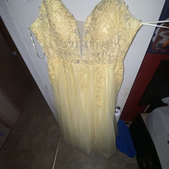 Graduation dress - Picture 2 of 4